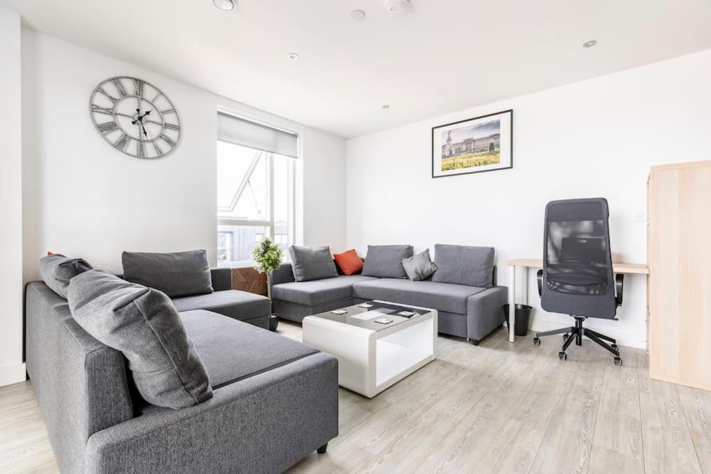 Stylish & Comfortable Top-Floor Flat In Harrow Londra Dış mekan fotoğraf