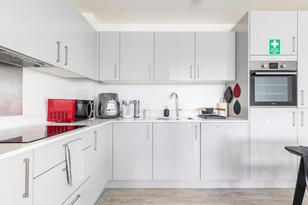 Stylish & Comfortable Top-Floor Flat In Harrow Londra Dış mekan fotoğraf