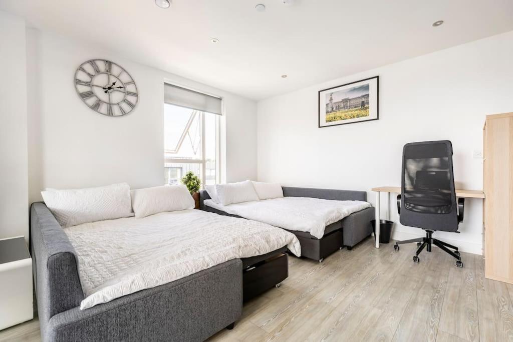 Stylish & Comfortable Top-Floor Flat In Harrow Londra Dış mekan fotoğraf