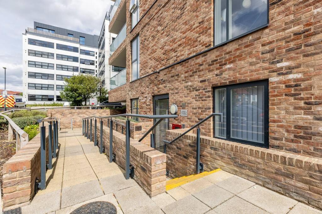Stylish & Comfortable Top-Floor Flat In Harrow Londra Dış mekan fotoğraf