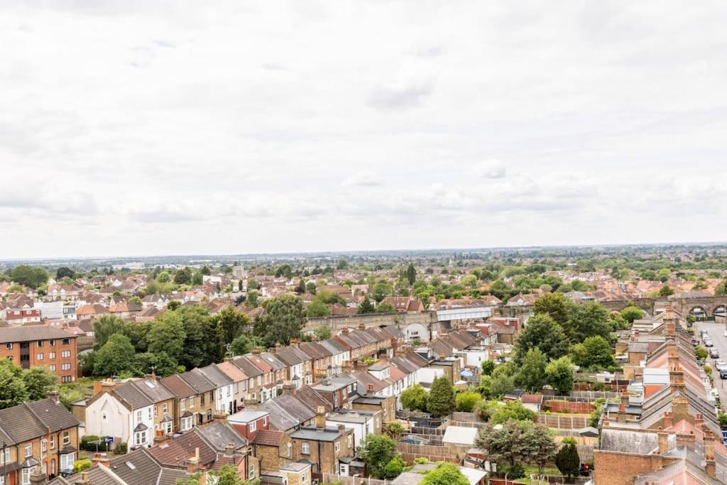 Stylish & Comfortable Top-Floor Flat In Harrow Londra Dış mekan fotoğraf